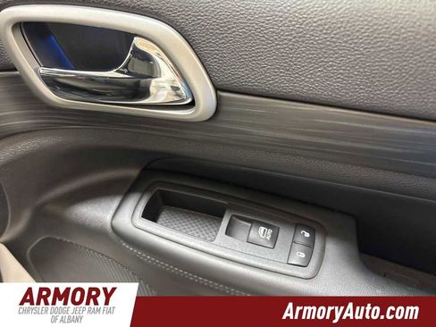 Used 2019 Jeep Grand Cherokee Laredo image 35