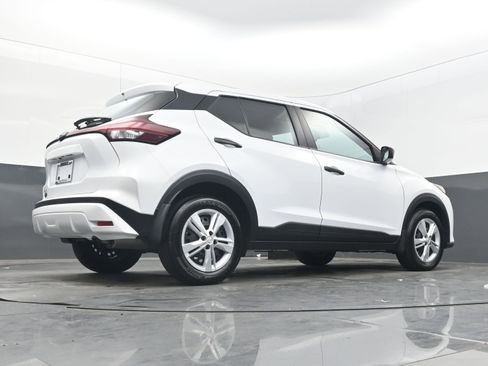 Certified 2025 Nissan Kicks Play S image 27