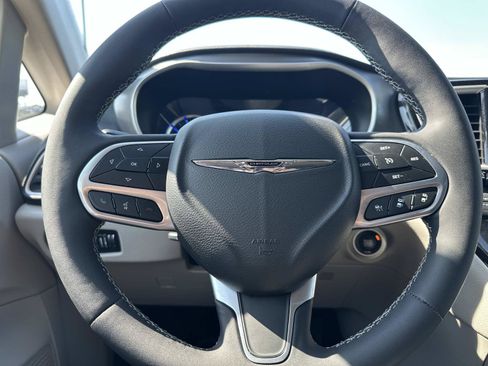 Used 2022 Chrysler Pacifica Touring-L FWD image 20