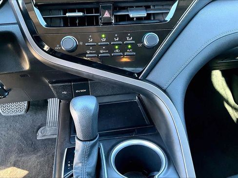 Used 2021 Toyota Camry LE image 32