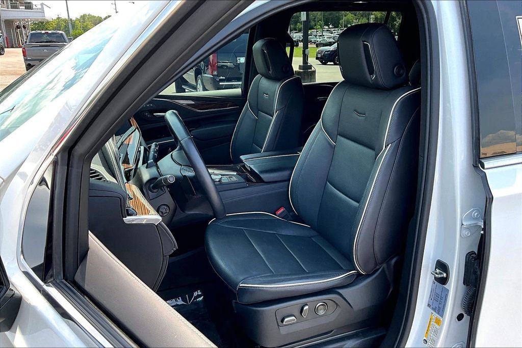 Used 2024 Cadillac Escalade ESV Premium Luxury AWD/4WD image 23