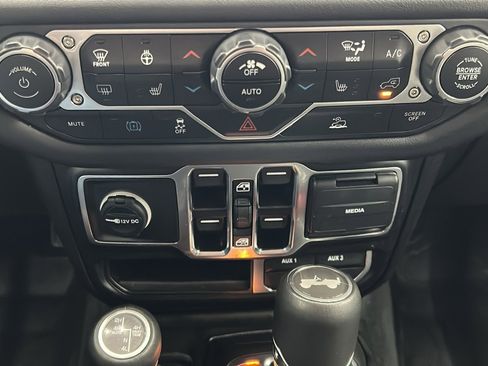 Used 2024 Jeep Wrangler Unlimited Sahara image 22