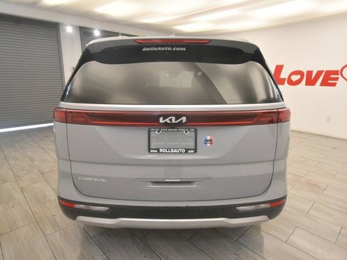 Used 2024 Kia Carnival EX FWD image 4