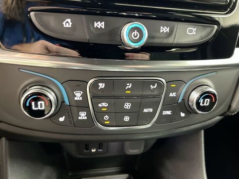 Used 2023 Chevrolet Traverse LT image 15