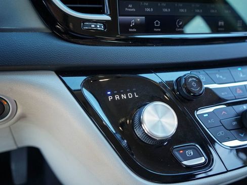 Used 2023 Chrysler Pacifica Touring-L image 35