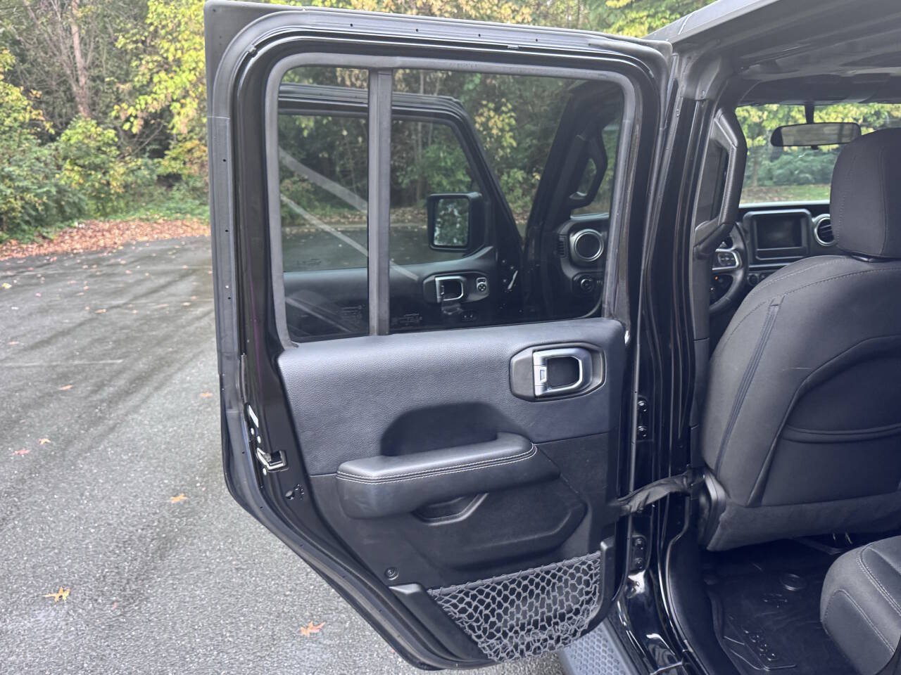 Used 2018 Jeep Wrangler Unlimited Sahara w/ Cold Weather Group AWD/4WD image 30