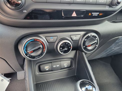 New 2025 Hyundai Venue SE image 24