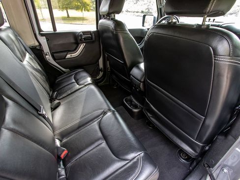 Used 2013 Jeep Wrangler Unlimited Rubicon w/ Connectivity Group AWD/4WD image 21