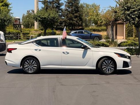 Used 2025 Nissan Altima 2.5 SV FWD image 4