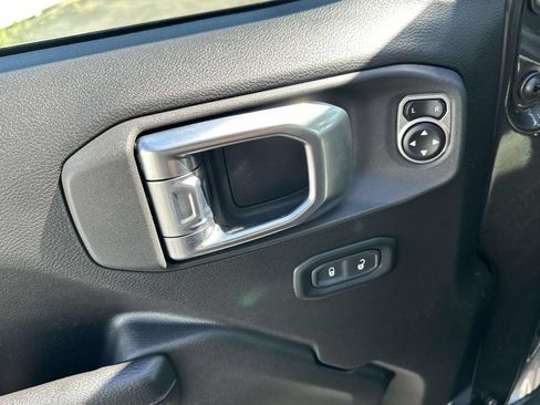 Used 2024 Jeep Wrangler Unlimited w/ Convenience Group AWD/4WD image 19