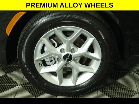 Used 2025 Kia Soul LX w/ LX Technology Package FWD image 8
