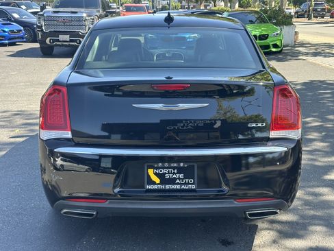 Used 2017 Chrysler 300 Limited RWD image 10