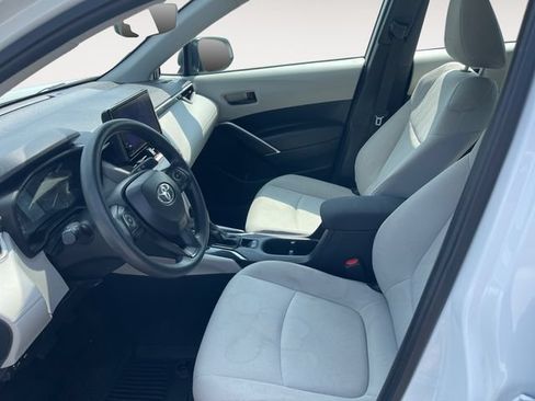 Used 2025 Toyota Corolla Cross L AWD/4WD image 9