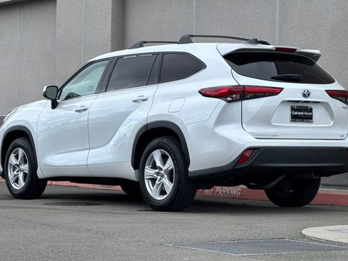 Used 2022 Toyota Highlander LE FWD image 6