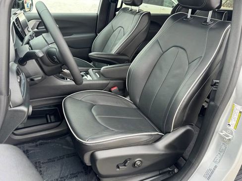 Used 2026 Chrysler Pacifica Limited image 16