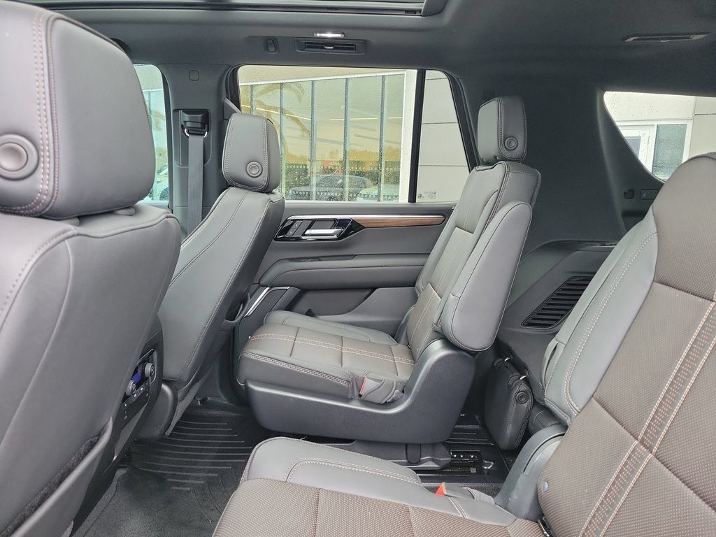 Used 2025 Chevrolet Tahoe High Country AWD/4WD image 16