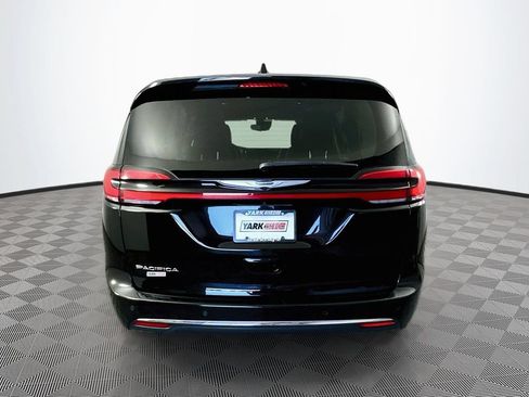 Certified 2024 Chrysler Pacifica Touring-L FWD image 9