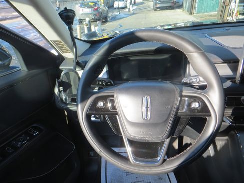 Used 2023 Lincoln Aviator AWD w/ Premium Package image 17