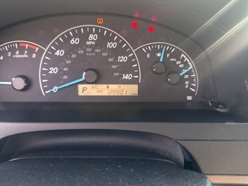 Used 2012 Toyota Camry L image 7