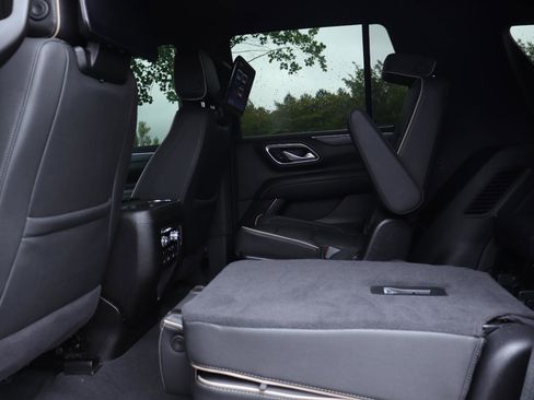 Used 2024 GMC Yukon SLT w/ SLT Luxury Package AWD/4WD image 16