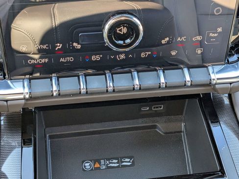 Used 2025 GMC Yukon Elevation image 25