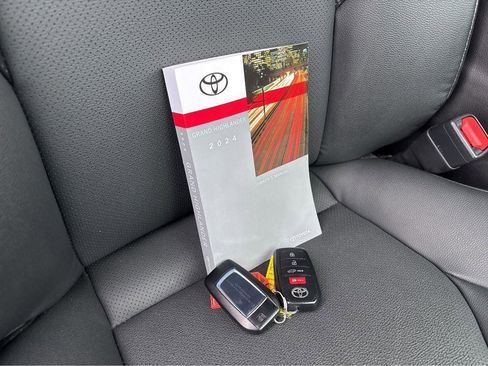 Used 2024 Toyota Grand Highlander XLE image 35