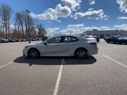 Used 2024 Toyota Camry SE image 8