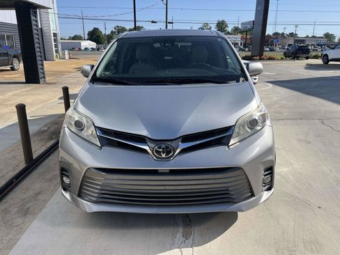 Used 2018 Toyota Sienna XLE image 1