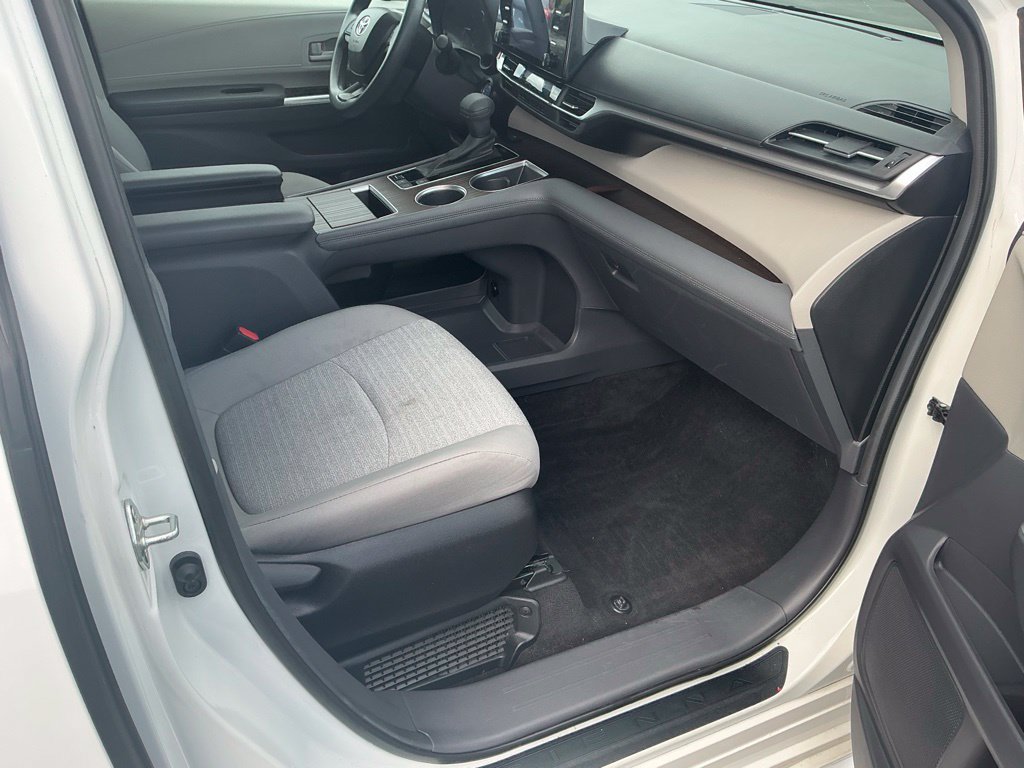 Used 2024 Toyota Sienna LE AWD/4WD image 26