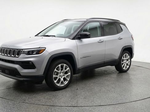 Used 2025 Jeep Compass Limited image 3