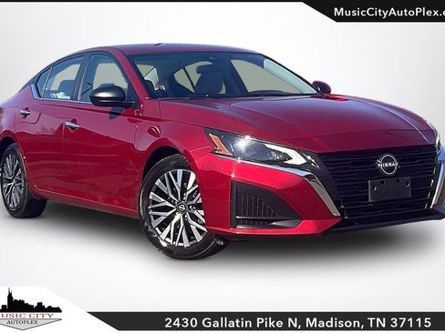 Used 2025 Nissan Altima 2.5 SV image 1