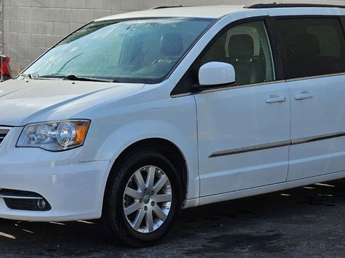 Used 2016 Chrysler Town & Country Touring image 1