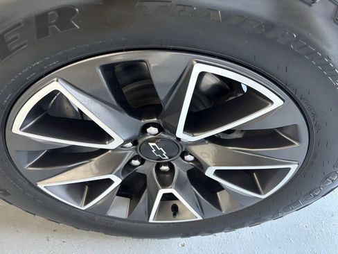 Used 2023 Chevrolet Suburban Z71 w/ Luxury Package image 11