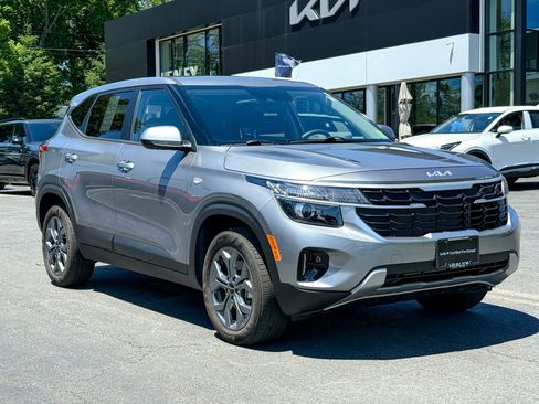 Used 2025 Kia Seltos LX AWD/4WD image 1