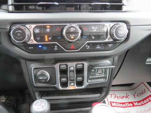 Used 2025 Jeep Wrangler Unlimited Sahara w/ Safety Group image 29