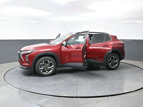Used 2025 Chevrolet Trax LT FWD image 59