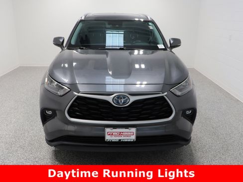 Used 2020 Toyota Highlander XLE image 3
