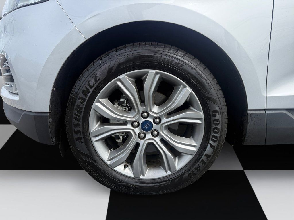 Used 2019 Ford Edge Titanium FWD image 14
