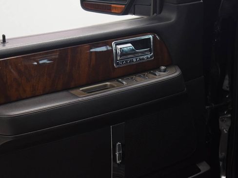 Used 2014 Lincoln Navigator 2WD image 21