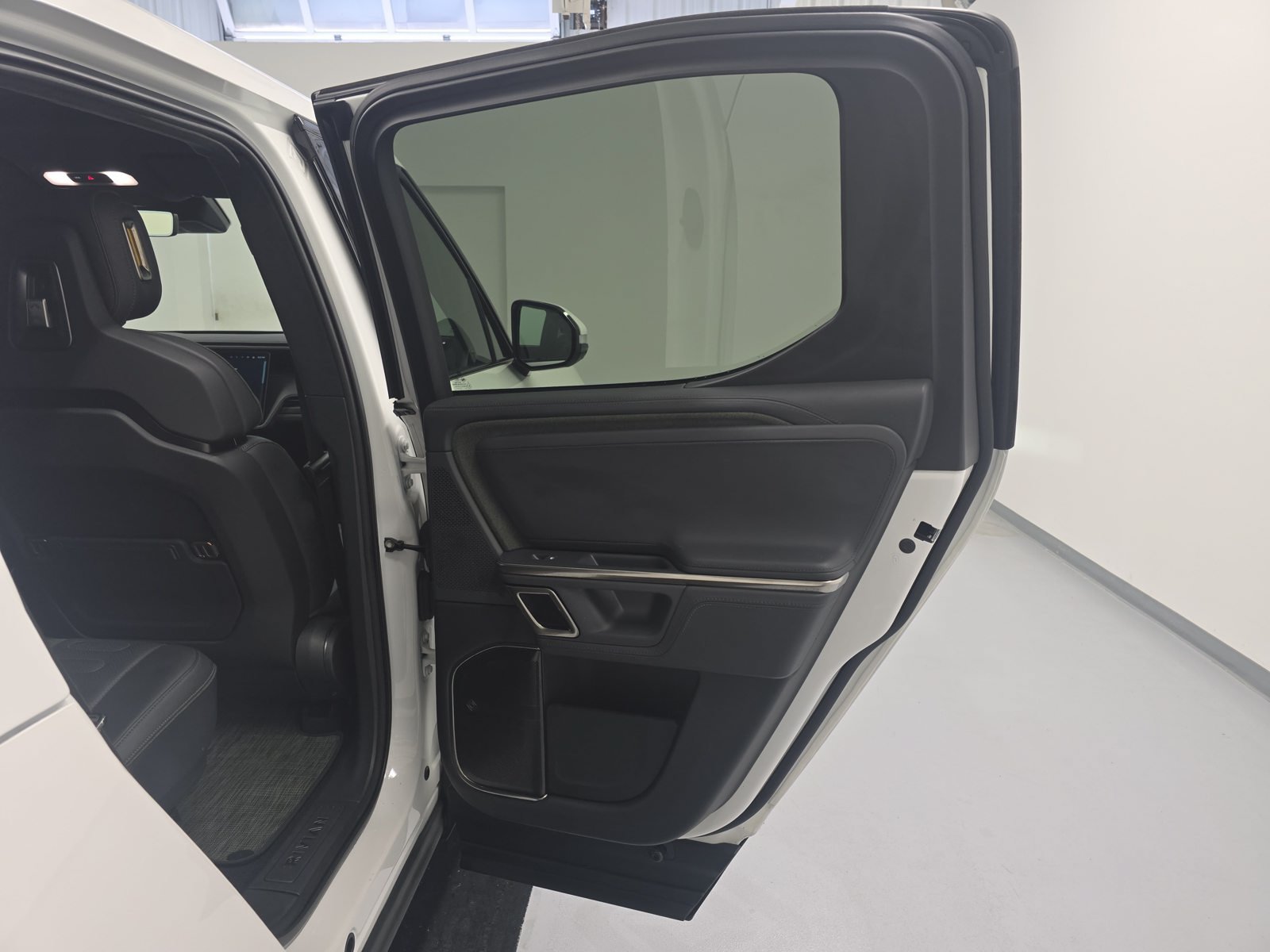 Used 2024 Rivian R1T Adventure Dual AWD/4WD image 19