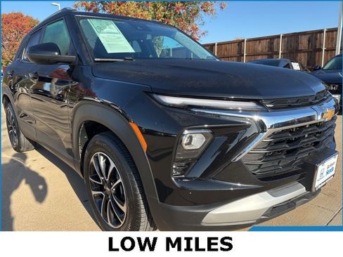 Used 2025 Chevrolet TrailBlazer LT w/ LT Cold Weather Package image 2