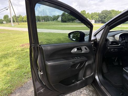 Used 2018 Chrysler Pacifica Limited w/ Advanced Safetytec Group FWD image 10