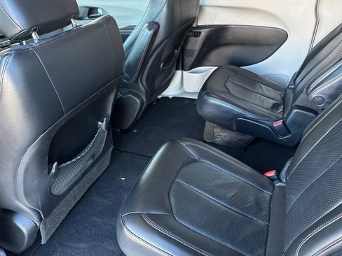 Used 2020 Chrysler Pacifica Touring-L w/ Tire & Wheel Group image 11