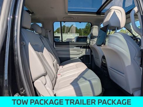 Used 2024 Jeep Wagoneer Series III w/ Premium Group I AWD/4WD image 28