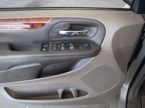 Used 2016 Chrysler Town & Country Touring-L w/ Driver Convenience Group FWD image 40