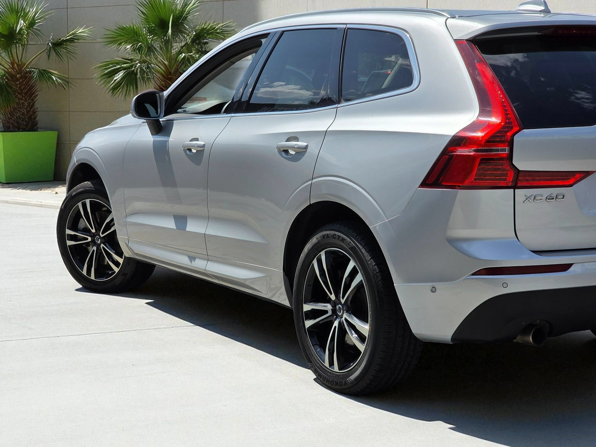 Used 2019 Volvo XC60 T6 Momentum w/ Multimedia Package AWD/4WD image 8