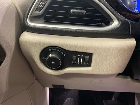 Used 2023 Chrysler Pacifica Limited FWD image 21