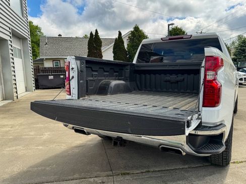 Used 2022 Chevrolet Silverado 1500 LT AWD/4WD image 14