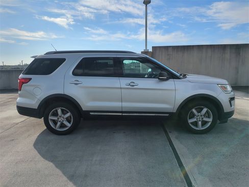 Used 2019 Ford Explorer XLT w/ Equipment Group 202A image 4