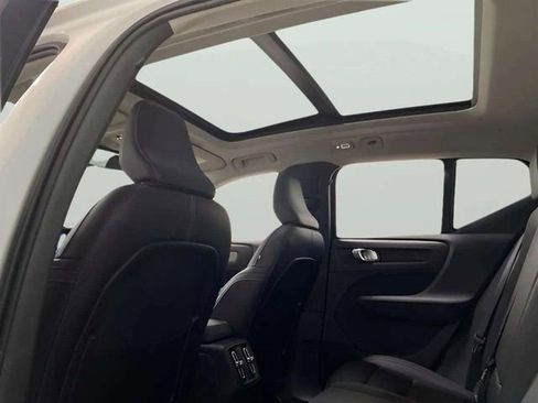 Used 2025 Volvo XC40 B5 Plus image 24